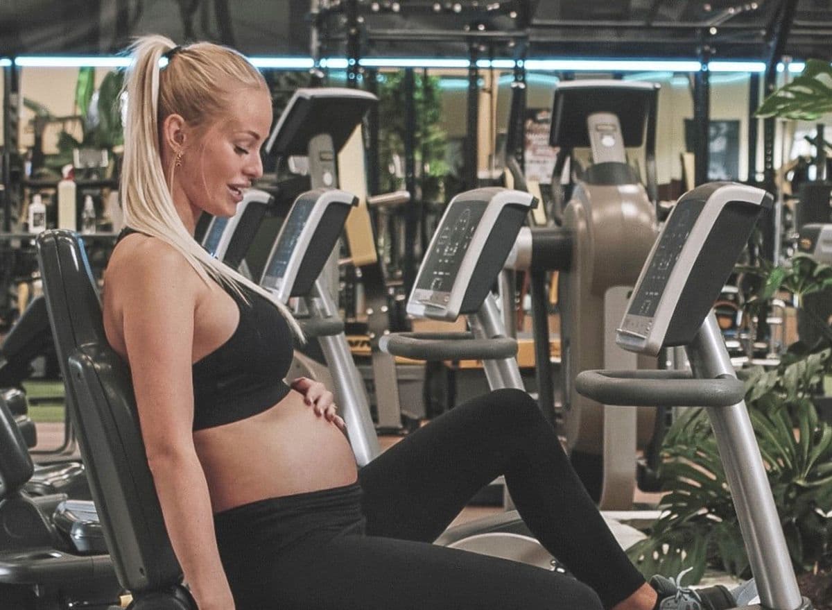 Schwangere Frau beim Training