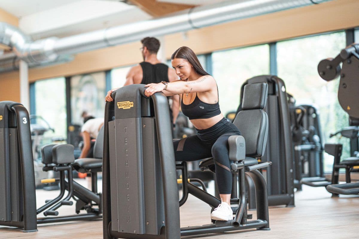 Frau an Abduktoren Maschiene