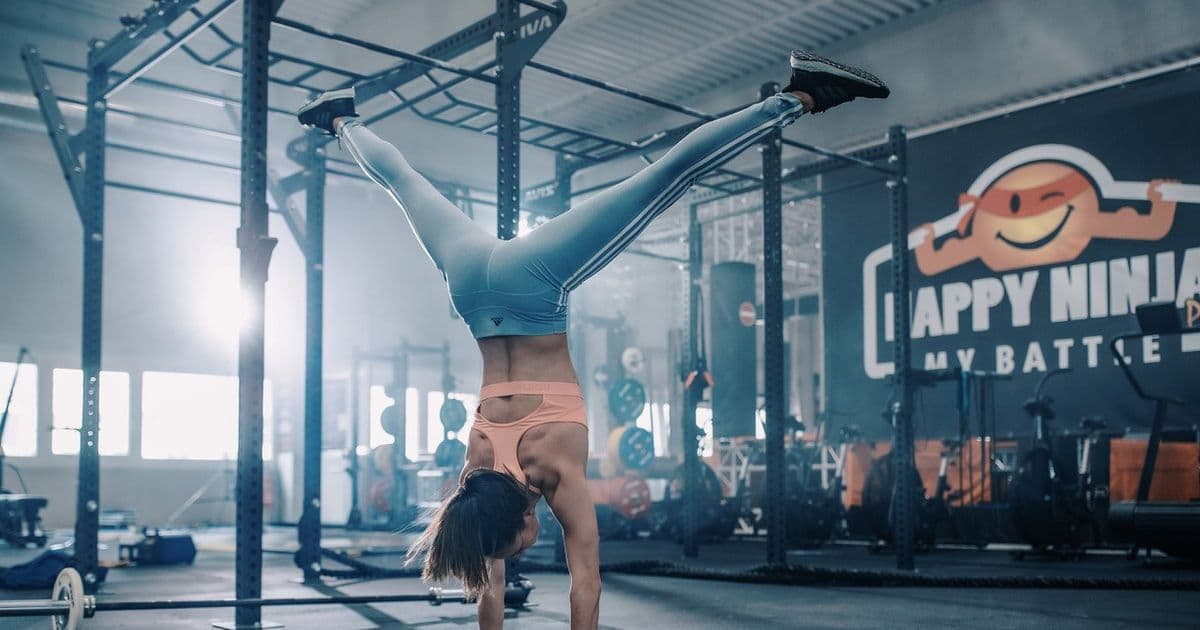 Handstand Dame Steyr Stadgut Fitnessstudio