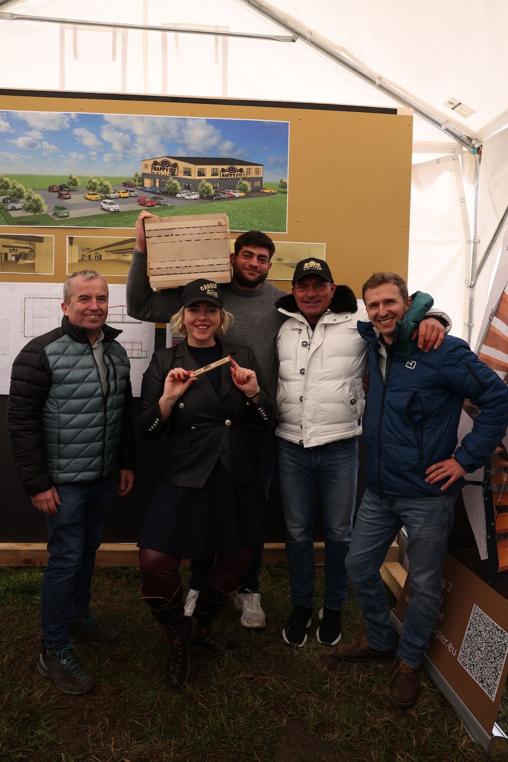 Spatenstich Perg für erstes Holz100-Fitnessgebäude Team HappyFit, Steinkogler & Thoma Holz