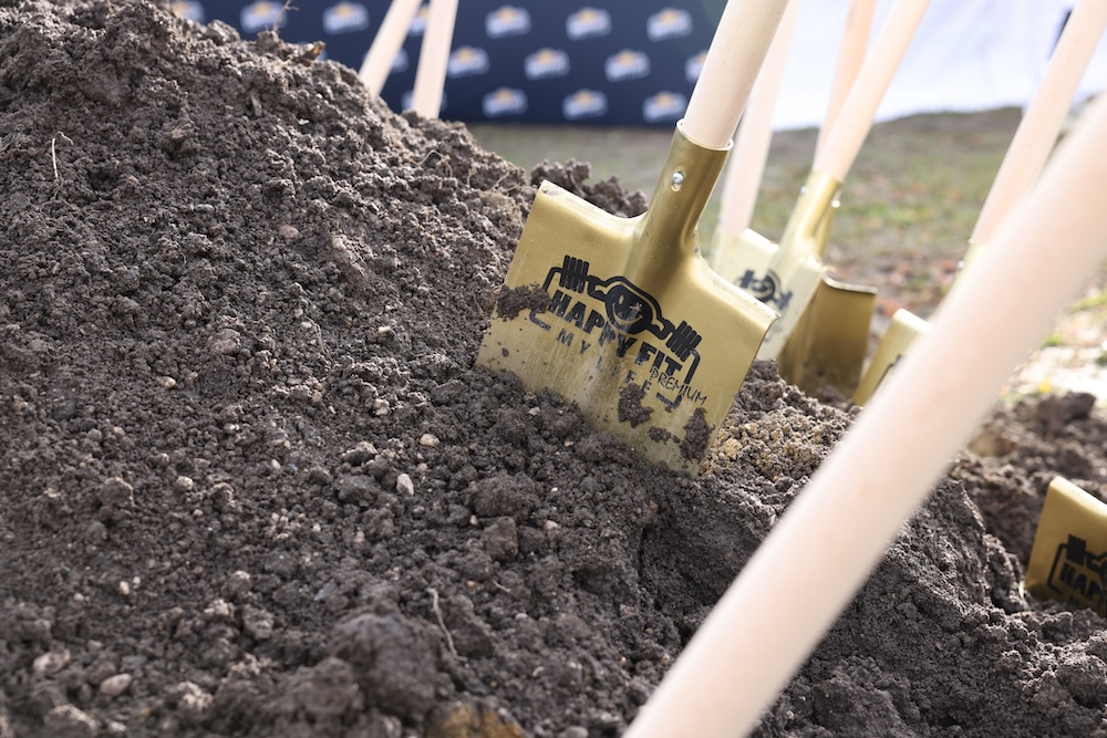 Spaten vom Spatenstich Perg für erstes Holz100-Fitnessgebäude 