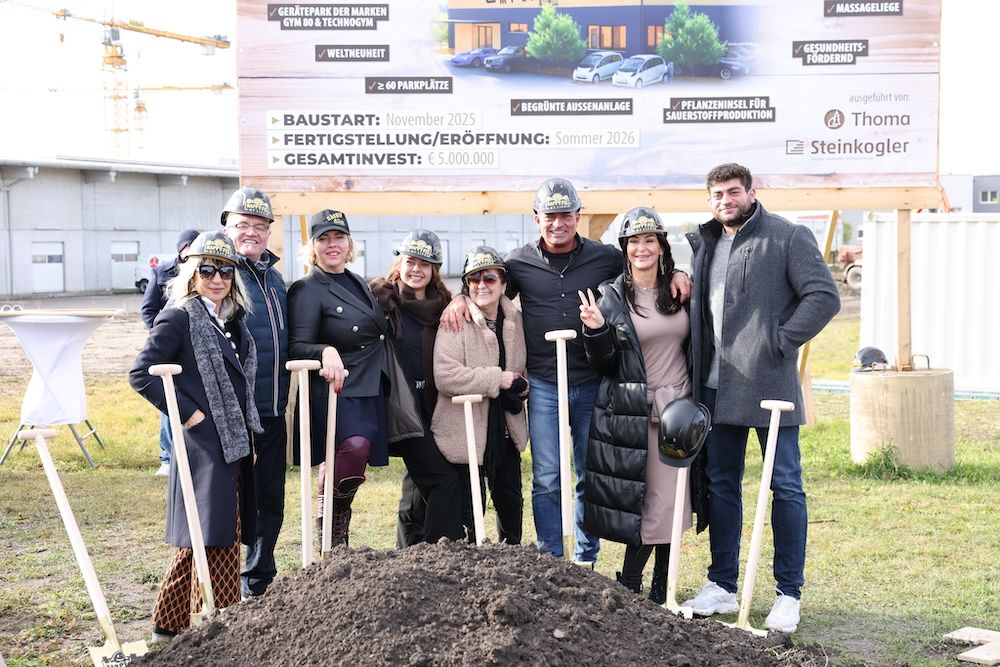 Spatenstich Perg für erstes Holz100-Fitnessgebäude Team HappyFit