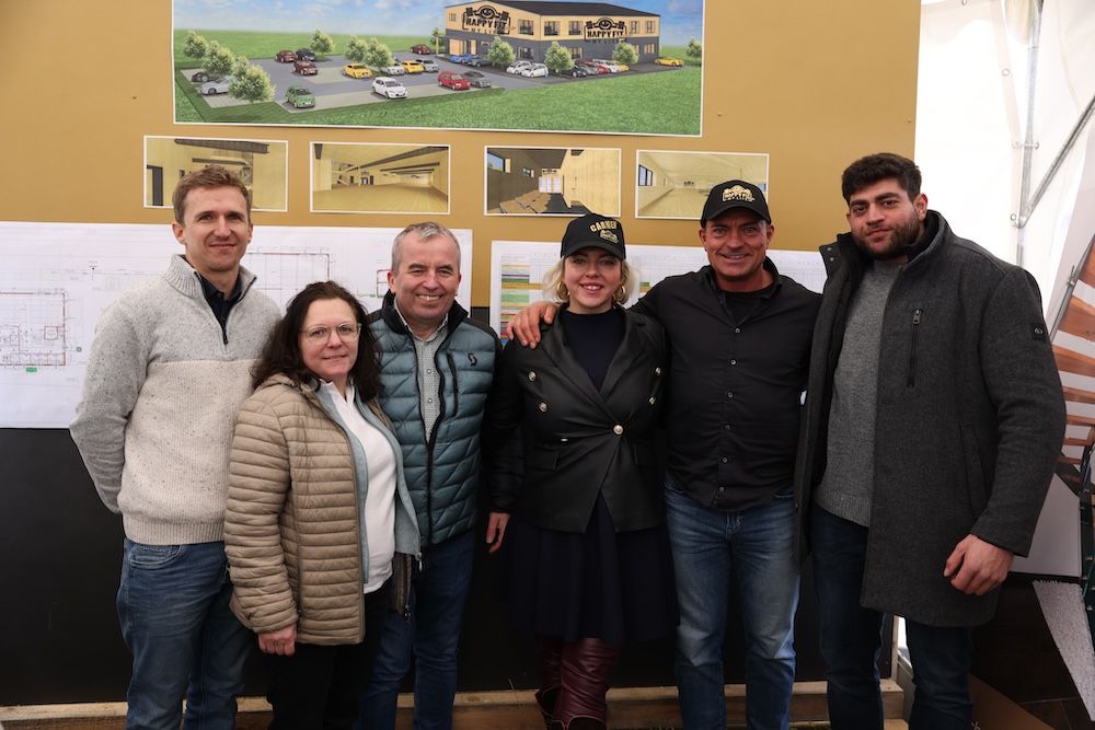 Spatenstich Perg für erstes Holz100-Fitnessgebäude Team HappyFit Thoma Holz Steinkogler