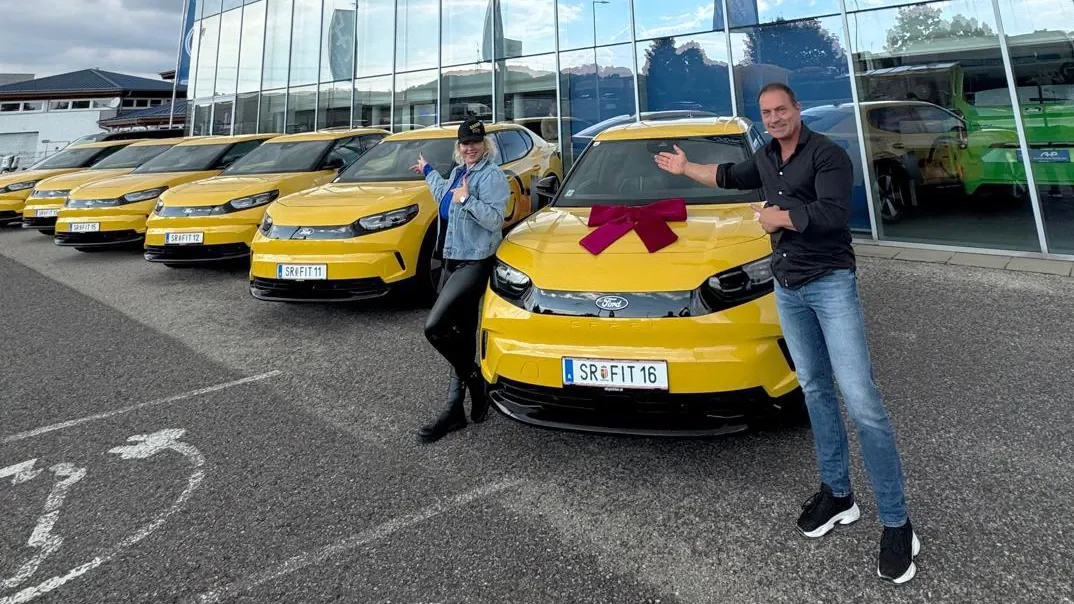 Die HappyFit CEO’s Sven Decker und Carmen Esletzbichler vor dem neuen E-Fuhrpark